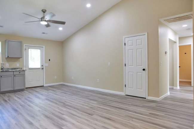 Photo - 111 Lora Ln Unidad B