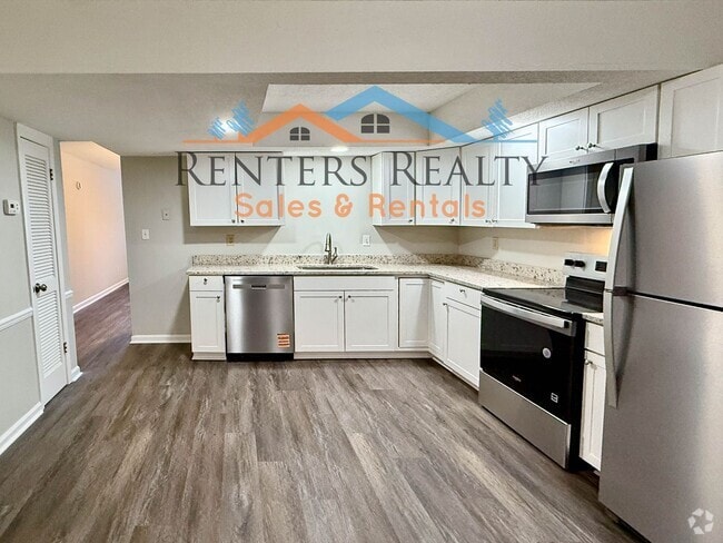 Building Photo - 2 Bedroom Condo with Private Patio
