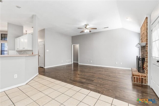 Building Photo - 605 Paintbrush Dr