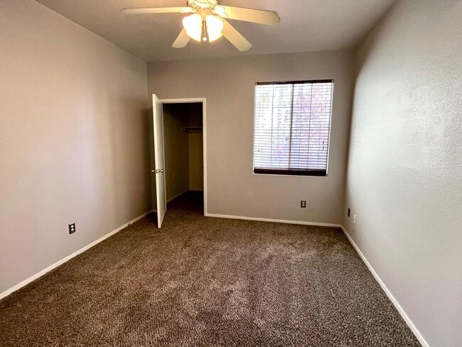 Building Photo - 3 Bedroom Condo located off of Warm Springs and South Durango!!! Southwest Location!