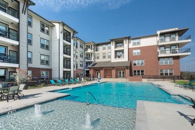 Swimming Pool - Churchill at Champions Circle Apartments