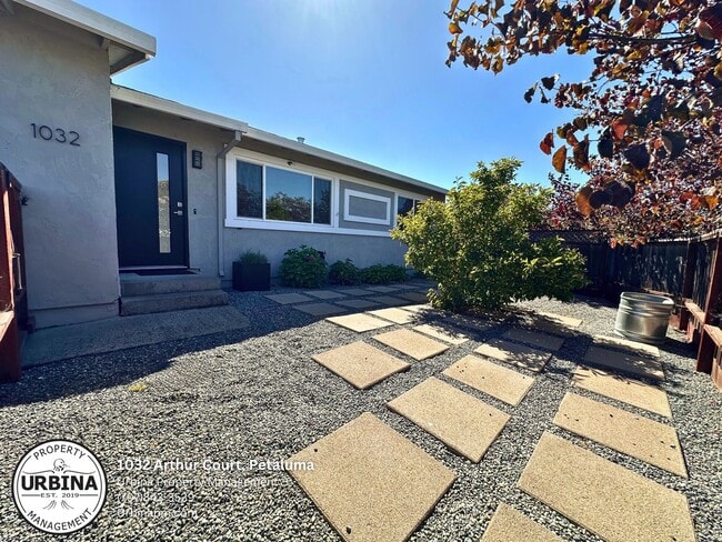 Building Photo - Charming Petaluma 2-Bedroom Home with Larg...
