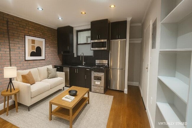 Building Photo - 422 E 9th St Rental