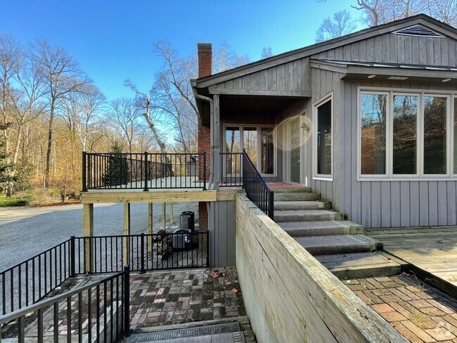Building Photo - Glenview Hills HUGE 3 Bedroom 2.5 Bath Hom... Rental