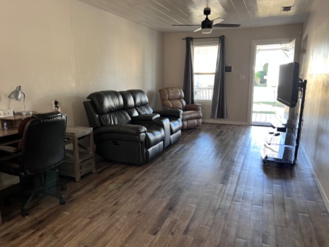 Photo - 319 W Kenedy Ave