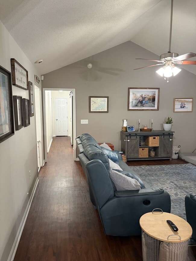 207 Bluebird Ct