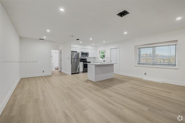 Building Photo - 1621 NW 8th Ave Unit 1621 Rental