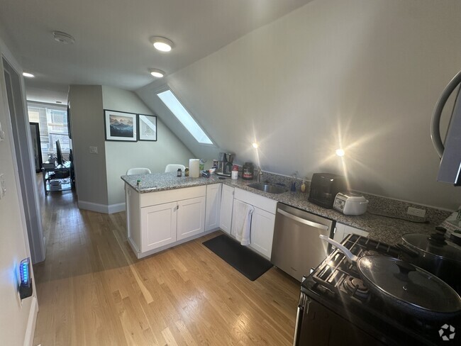 Building Photo - 343 Beacon St Unit 3 Rental