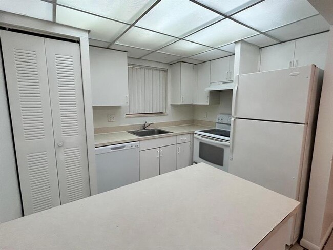 Photo - 6900 SW 39th St Unit 305J