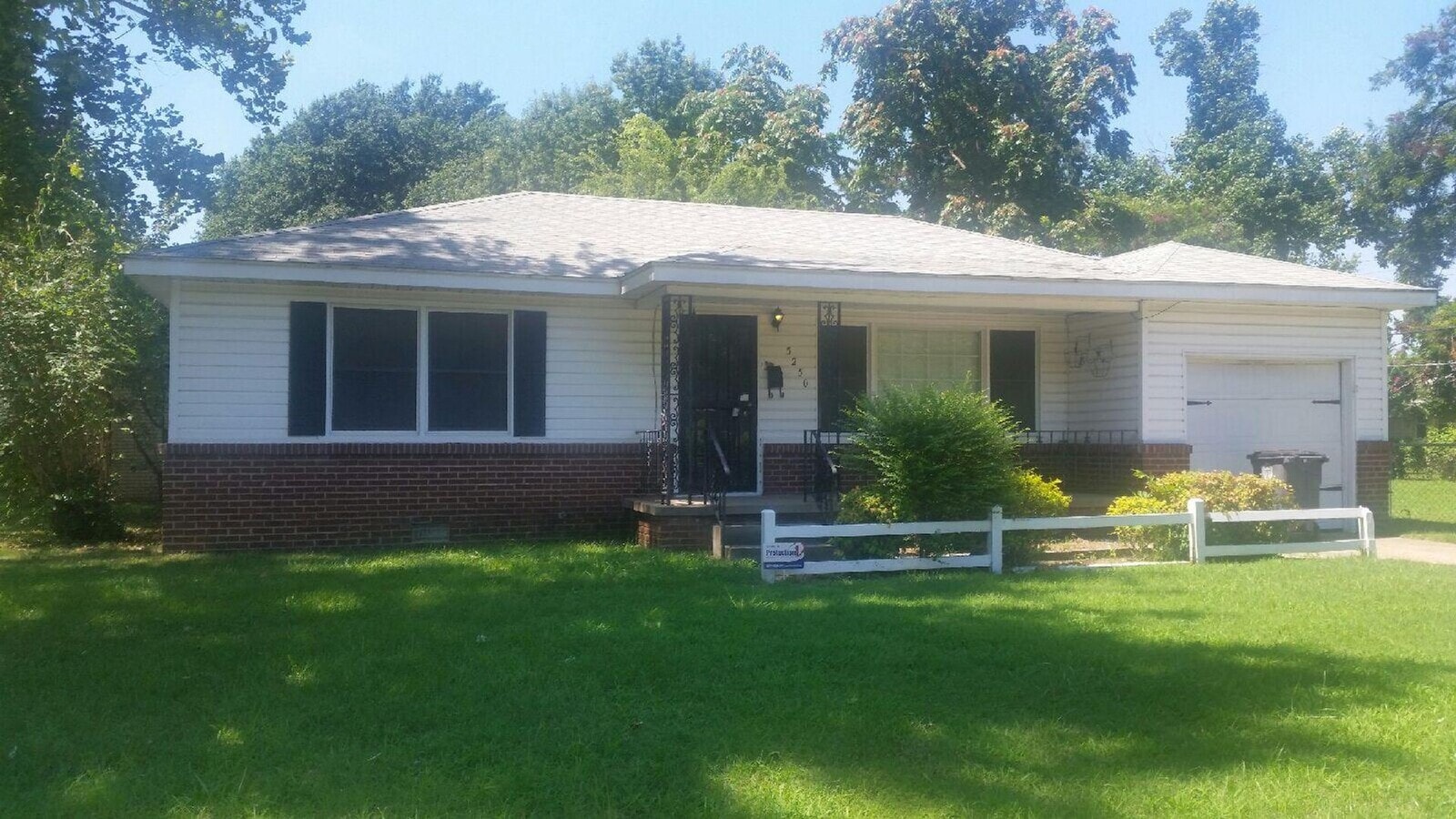 Corner lot w/mature trees, gorgeous hardwoods, small bonus room off kitchen-perfect for an office. - Corner lot w/mature trees, gorgeous hardwoods, small bonus room off kitchen-perfect for an office.