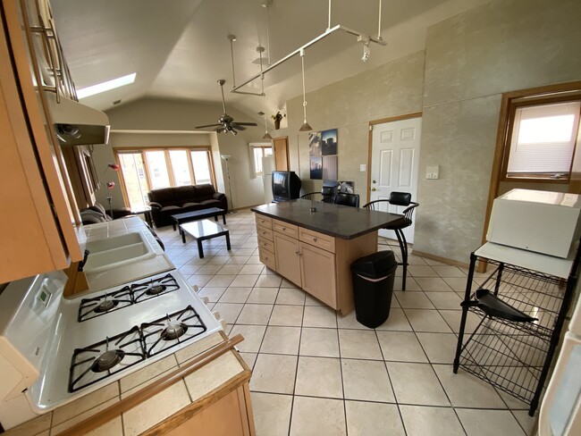 Kitchen / Living Room - 2442 W Fillmore St Unit 3