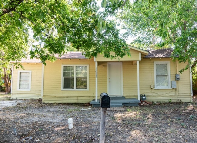 Photo - 1611 Clark St
