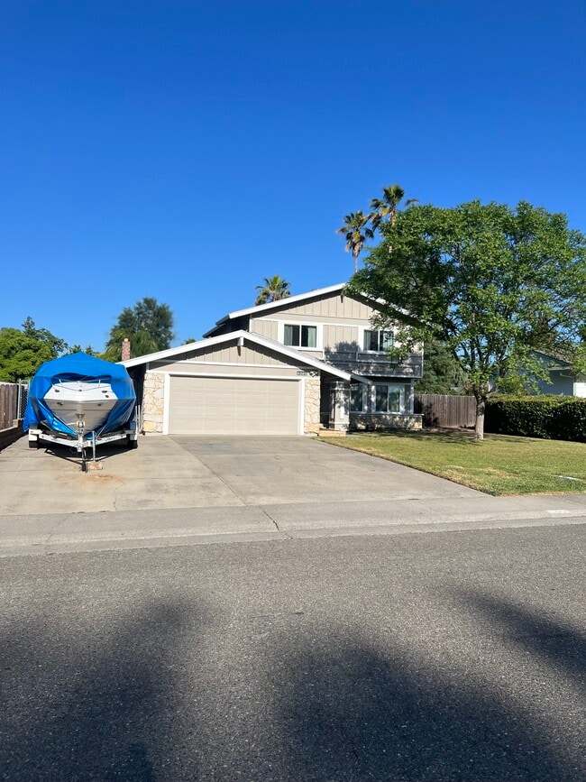 Photo - 8325 Garry Oak Dr House