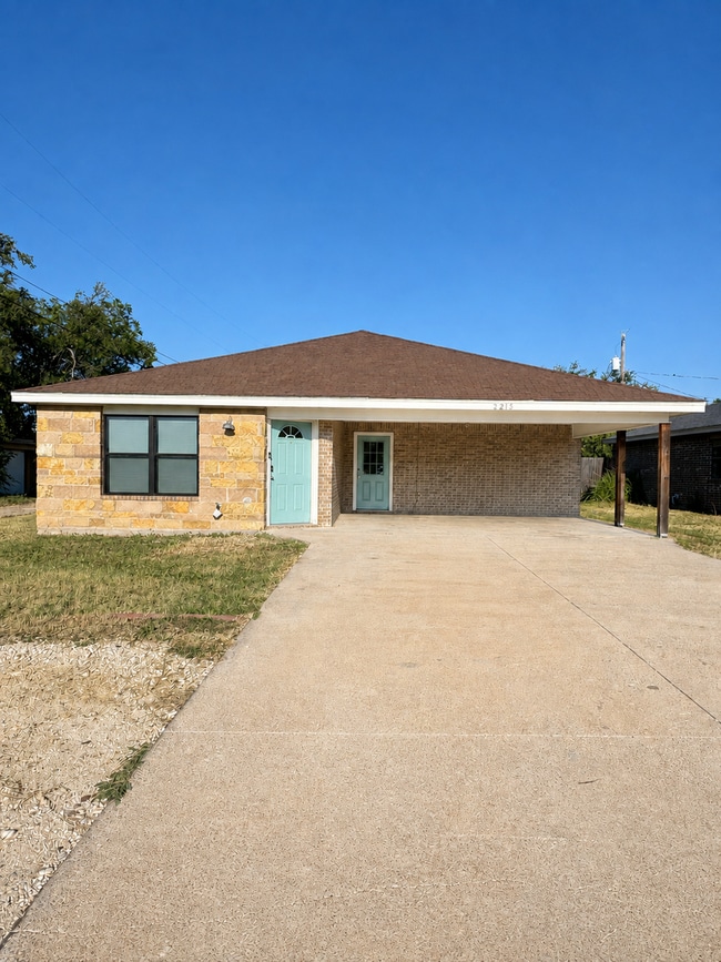 Building Photo - 2213 Johnson St