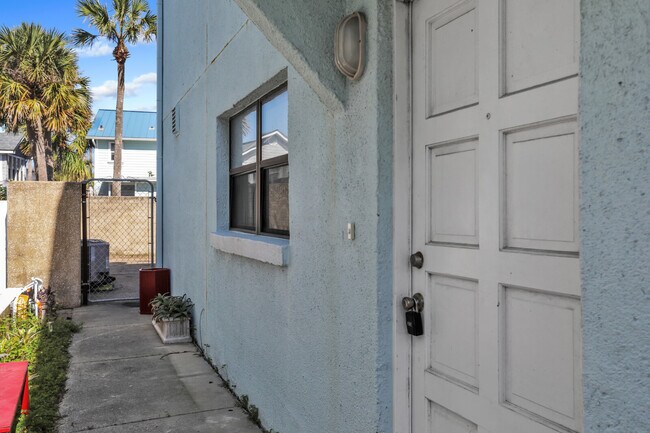 Photo - 208 Hopkins St