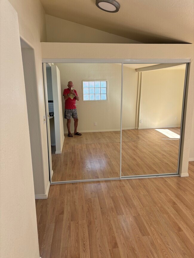 Photo - 3979 1/2 Centre St Unidad 3979 studio