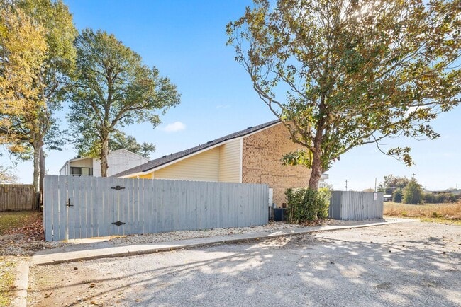 Building Photo - 203 Cougar Ridge Unit 1