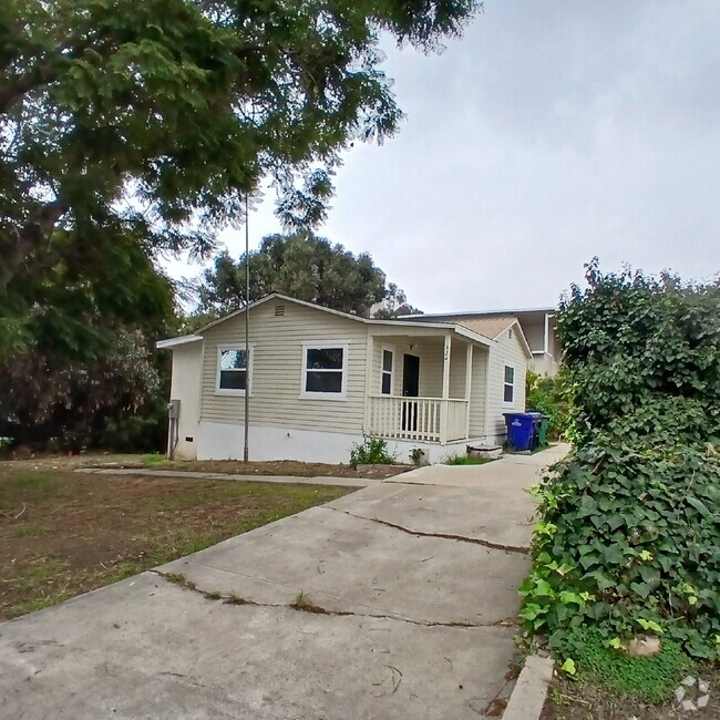 Building Photo - Detached home with large yard