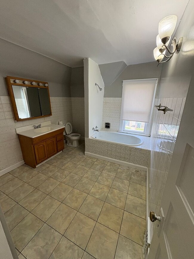 Photo - 815 W 1st St