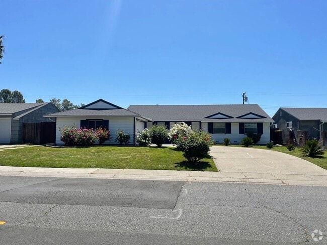 Building Photo - Beautiful Three Bedroom Two Bathroom Home