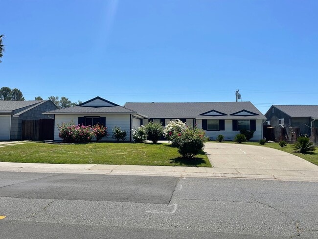 Beautiful Three Bedroom Two Bathroom Home - Beautiful Three Bedroom Two Bathroom Home