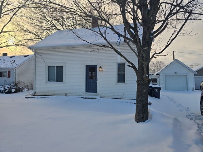 Building Photo - VIDEOTOUR: 3-Bedroom Country home with Garage and more! PETS WELCOME