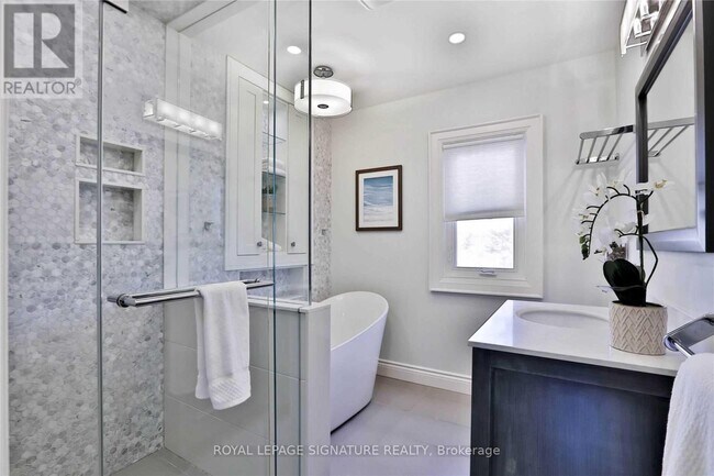 Photo - 372 Roehampton Ave