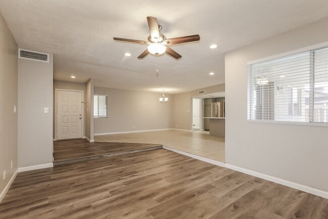 Photo - 560 E Morrow Dr