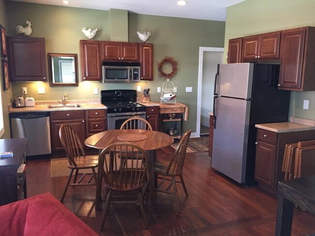 Building Photo - 1006 E 2nd St