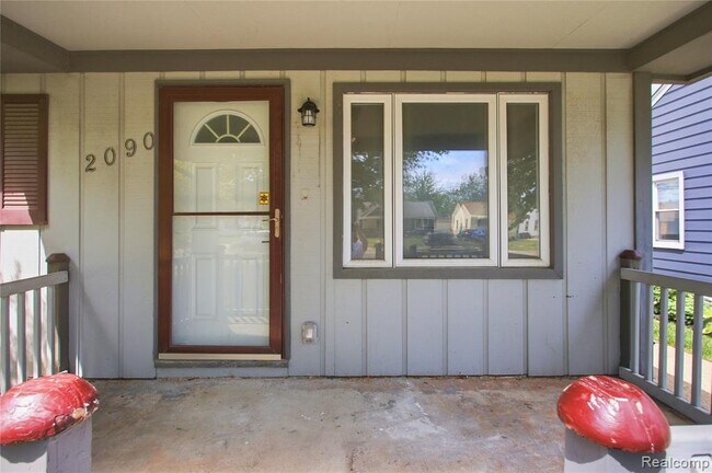 Photo - 2090 Moran Ave
