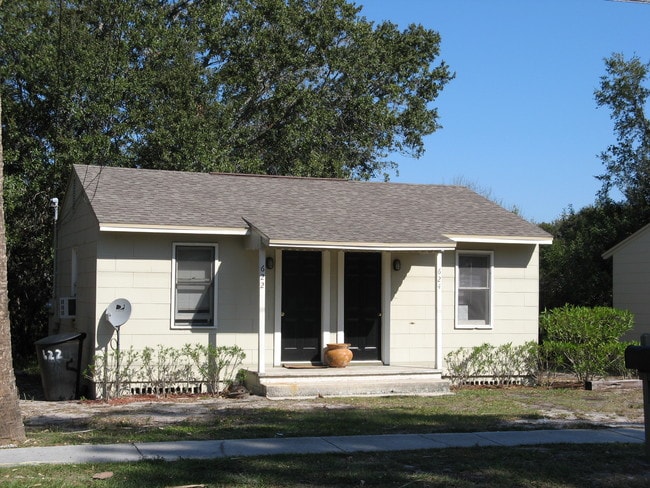 Building Photo - 628 Woodlawn St Unit 628 Rental