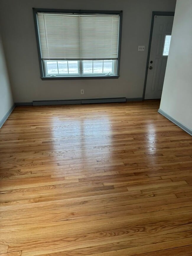 Building Photo - Large 4-Bedroom Single Family Home, Quiet Neighborhood. Available January 1st!