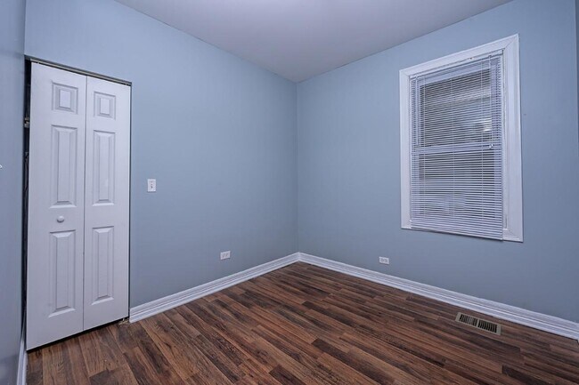 Photo - 8008 S Escanaba Ave Unidad 1