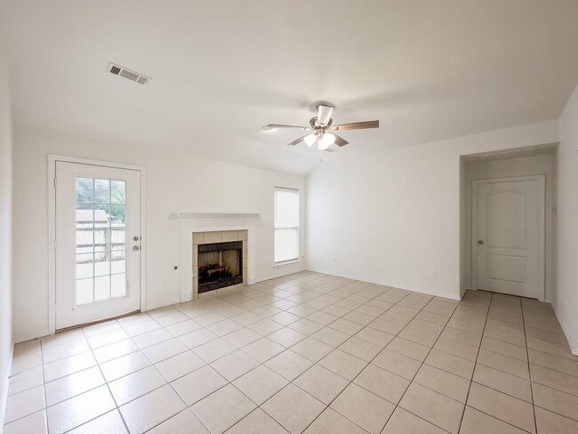 Building Photo - Gorgeous 3 Bed/2 Bath/2-Car Garage in Gree... Rental