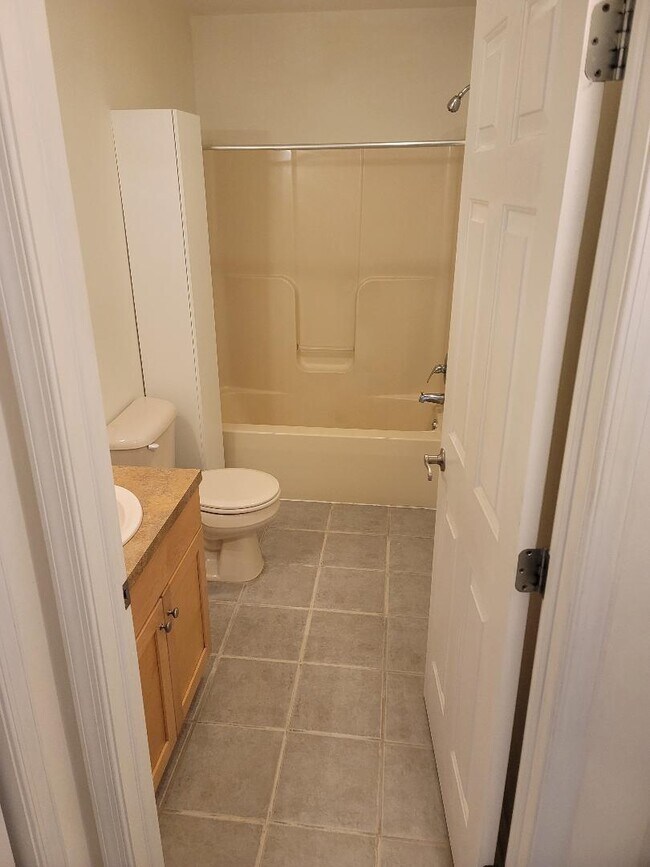 Photo - 610 Maple Ave Unit 200