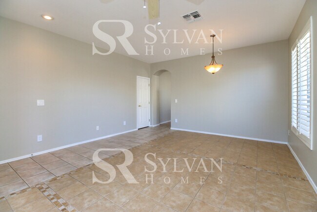 Photo - Lease today! No extra charge for contentme...