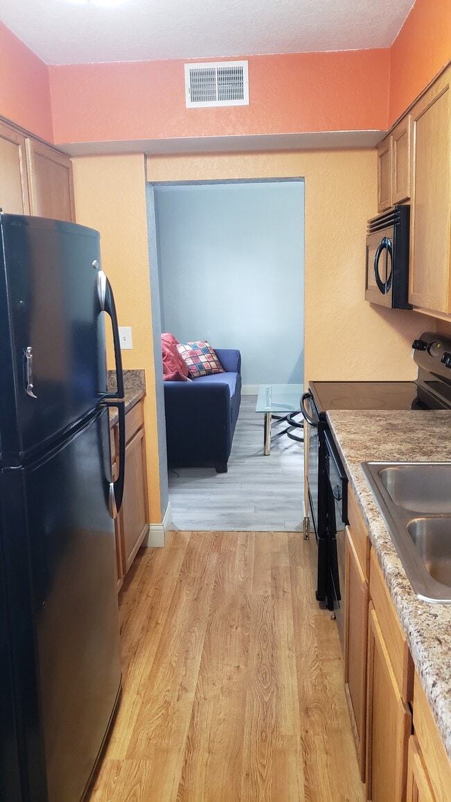 kitchen - 500 Grandview Ct. Unit 516