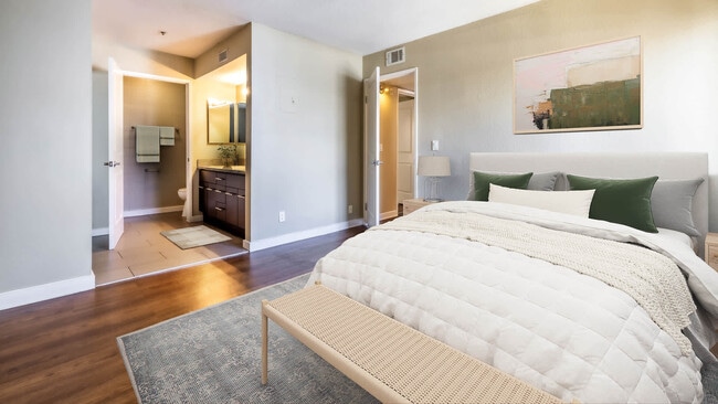 Bedroom with Hard Surface Flooring - Vantage Hollywood