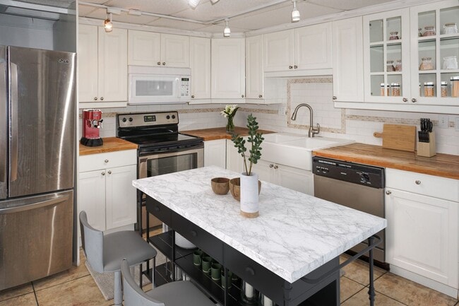 Charming 4-Bedroom Twin Home in Prime Wayn... - Charming 4-Bedroom Twin Home in Prime Wayn...