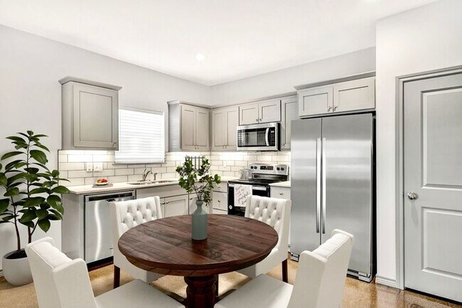 Photo - Luxury 3 Bedroom 2 Bath Townhome in Bullar...