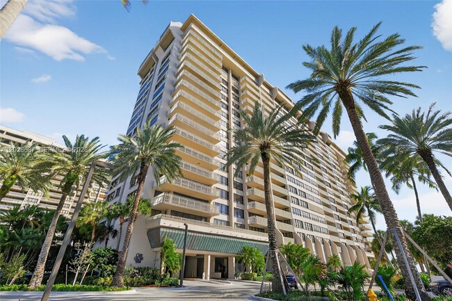 Building Photo - 2 Grove Isle Dr Unit B1706