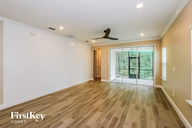 Photo - 206 Clifton Bay Lp