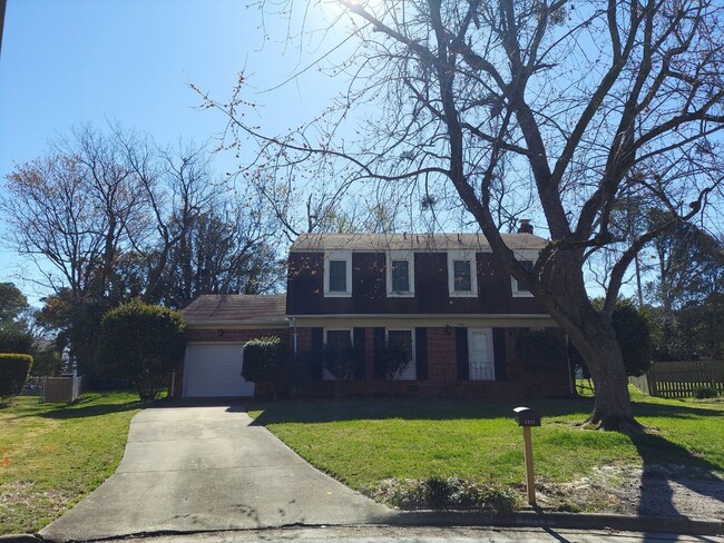 Building Photo - 5 BR 2.5 SINGLE FAMILY HOME