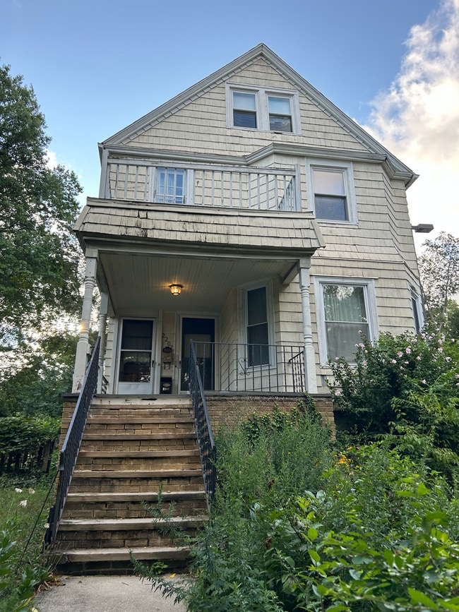 Front of Building - 2207 Grandview Ave Unit 2207