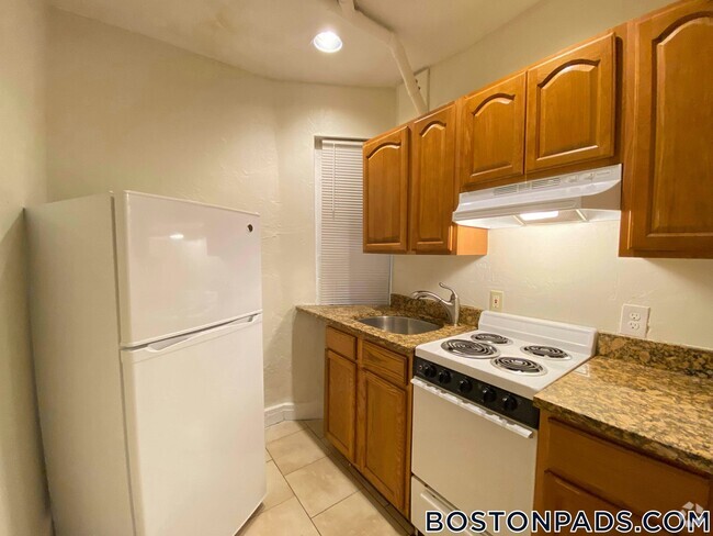 Building Photo - 136 Hemenway St Unit B Rental