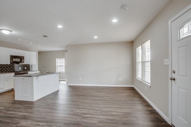 Photo - 4 Bed, 2 Bath in South Overton! Unit Front