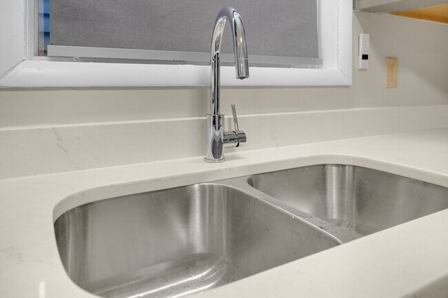 Photo - 1005-1007 N Aurora St, LLC Unit 1