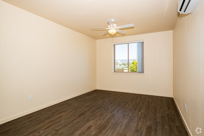 1BR, 1BA - 700SF