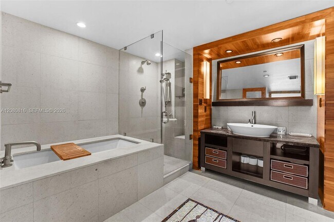 6801 Collins Ave Unit 815 (door number)