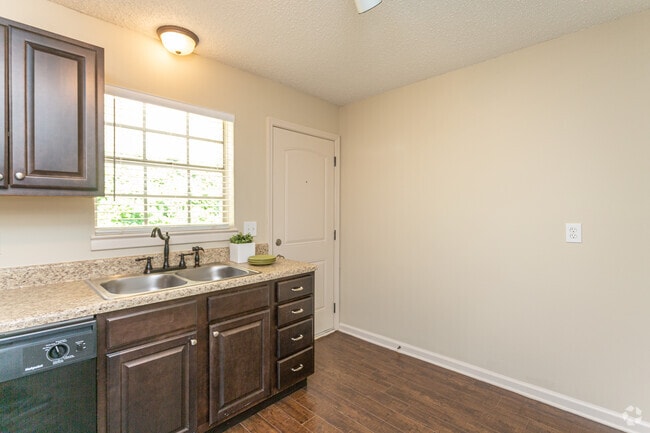 2BR, 2BA - 1,000 SF